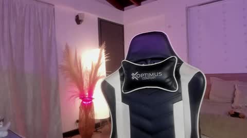 Snapshot of sweett_catt1 chatting on February 2025 04:14:02 AM Cat independent model online show from February 2025 04:14:02 AM