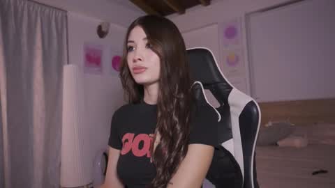 Cat independent model  online show from November 2025 02:33:02 AM