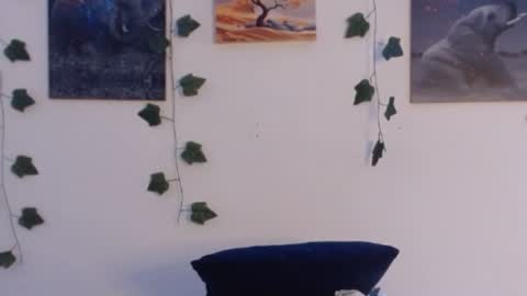 Snapshot of sweett_minionn chatting on February 2025 07:18:02 PM IG valeen mo Vale My schedule Monday to Friday900 am - 300 pm online show from February 2025 07:18:02 PM