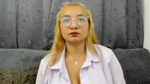 Snapshot of sweettcandys chatting on February 2025 06:48:01 PM Carla Dubois online show from February 2025 06:48:01 PM