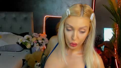 Snapshot of sweettheaa_ chatting on September 2025 06:12:02 PM Jessica online show from September 2025 06:12:02 PM