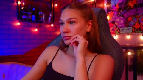 Snapshot of sweety_emilya chatting on May 2026 01:38:02 PM Emily online show from May 2026 01:38:02 PM