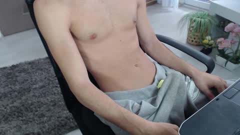 Snapshot of swetlittleboy4u chatting on September 2025 10:15:01 AM SwetLittleBoy4u online show from September 2025 10:15:01 AM