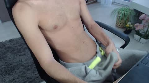 Snapshot of swetlittleboy4u chatting on September 2025 09:32:02 AM SwetLittleBoy4u online show from September 2025 09:32:02 AM