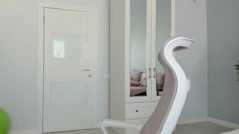 Snapshot of synop_sis chatting on October 2025 08:37:01 AM Mila online show from October 2025 08:37:01 AM