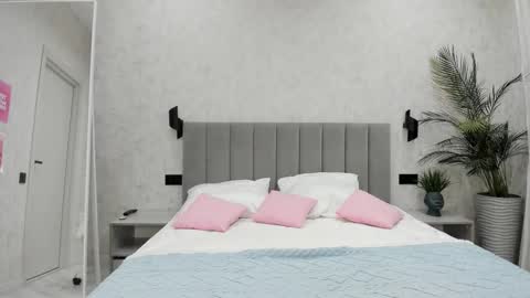 Snapshot of synop_sis chatting on October 2025 12:44:01 AM Mila online show from October 2025 12:44:01 AM