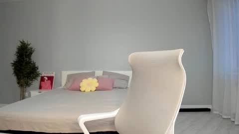 Snapshot of synop_sis chatting on October 2025 12:47:02 AM Mila online show from October 2025 12:47:02 AM