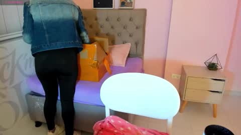 Tania  online show from September 2025 01:15:02 PM