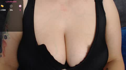 Snapshot of tarrant_ chatting on January 2025 01:35:01 PM tarrant_ online show from January 2025 01:35:01 PM