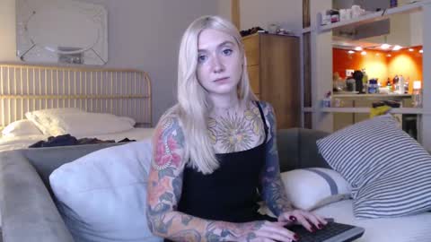 Snapshot of tattoobbgirl chatting on February 2025 08:42:02 PM tattoobbgirl online show from February 2025 08:42:02 PM
