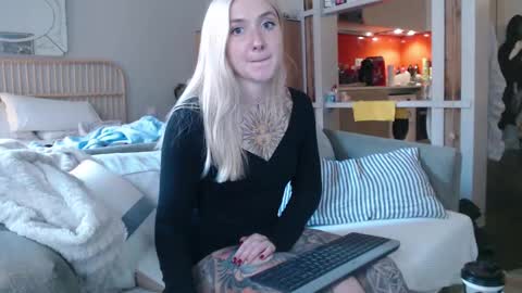Snapshot of tattoobbgirl chatting on February 2025 03:49:01 PM tattoobbgirl online show from February 2025 03:49:01 PM