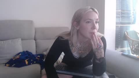 tattoobbgirl online show from November 2025 01:00:02 PM