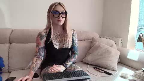 Snapshot of tattoobbgirl chatting on June 2026 04:01:02 PM tattoobbgirl online show from June 2026 04:01:02 PM