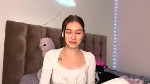 Snapshot of taynabourgois chatting on October 2025 02:13:01 PM Bella online show from October 2025 02:13:01 PM