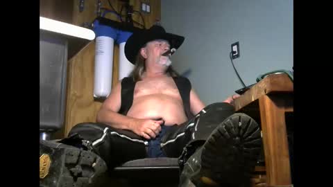 Snapshot of tennredneck chatting on November 2025 04:22:02 AM Tennredneck online show from November 2025 04:22:02 AM