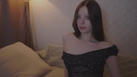 EllaLyn online show from November 2025 08:40:02 PM