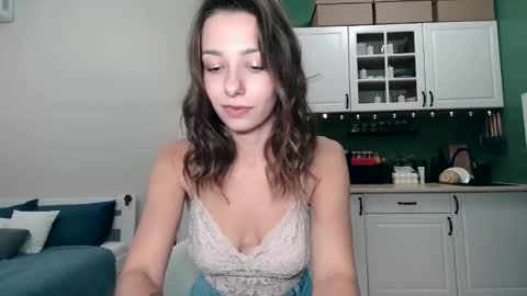 Mia online show from October 2025 02:32:02 PM