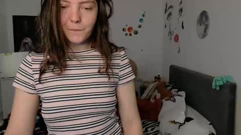 Snapshot of thefarmergirl chatting on April 2026 04:07:01 AM TheFarmergirl online show from April 2026 04:07:01 AM