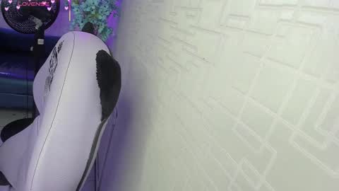 Snapshot of theia_moon_ chatting on November 2025 02:42:02 AM Theia online show from November 2025 02:42:02 AM