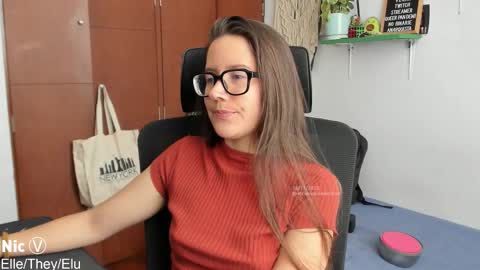 Nicole online show from November 2025 02:49:02 PM