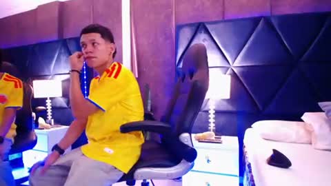 Snapshot of thiagoferrer_ chatting on June 2026 05:19:02 AM T H I A G O online show from June 2026 05:19:02 AM