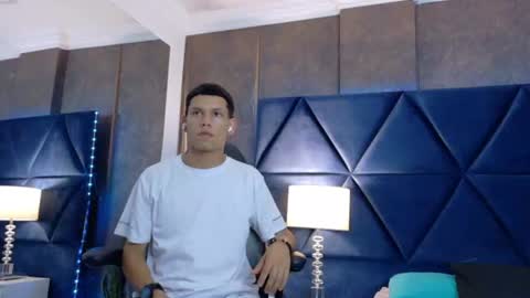 Snapshot of thiagoferrer_ chatting on July 2026 04:04:01 AM T H I A G O online show from July 2026 04:04:01 AM