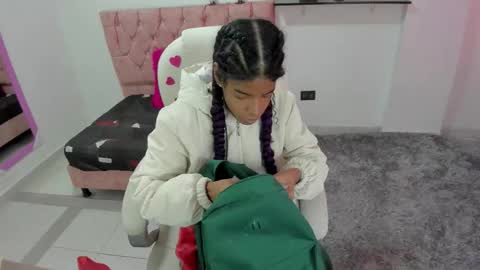 thianahornyy online show from February 2026 01:00:01 PM