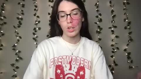 Snapshot of thistlefernsby chatting on November 2025 05:28:02 AM thistlefernsby online show from November 2025 05:28:02 AM