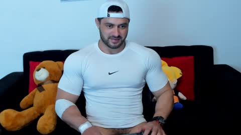 Snapshot of thomas_brandon chatting on January 2025 04:18:02 AM Thomas Brandon online show from January 2025 04:18:02 AM