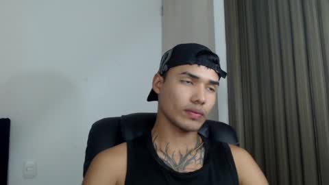 Snapshot of thomas_latin_boy chatting on January 2025 06:35:02 AM Thomas online show from January 2025 06:35:02 AM