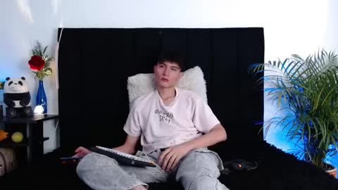 Snapshot of thomasbennett_ chatting on October 2025 12:45:02 PM thomasbennett  online show from October 2025 12:45:02 PM