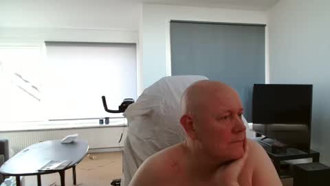 Snapshot of thomash32 chatting on September 2025 04:40:02 PM thomash32 online show from September 2025 04:40:02 PM