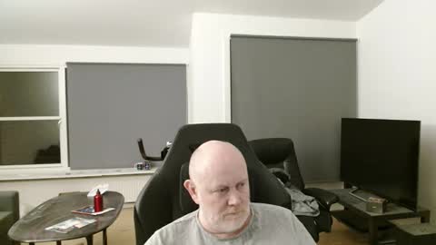 thomash32 online show from October 2025 09:48:02 PM