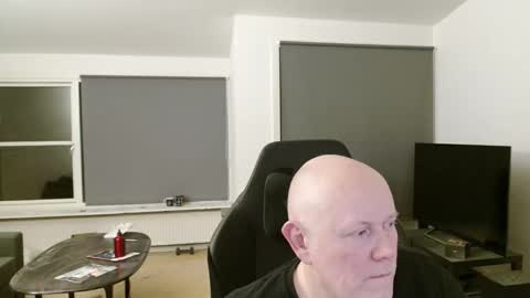 thomash32 online show from October 2025 09:19:02 PM