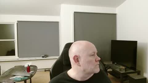 Snapshot of thomash32 chatting on November 2025 10:21:02 PM thomash32 online show from November 2025 10:21:02 PM