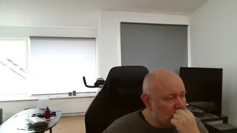 Snapshot of thomash32 chatting on November 2025 10:14:02 AM thomash32 online show from November 2025 10:14:02 AM