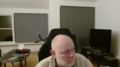 Snapshot of thomash32 chatting on November 2025 10:18:02 PM thomash32 online show from November 2025 10:18:02 PM