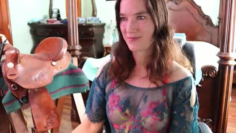 Snapshot of thornbury_rose chatting on February 2026 06:42:01 PM ThornburyRose online show from February 2026 06:42:01 PM