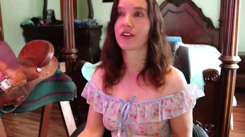 Snapshot of thornbury_rose chatting on February 2026 07:04:02 PM ThornburyRose online show from February 2026 07:04:02 PM