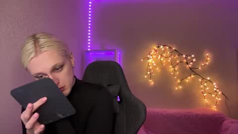 Amira online show from November 2025 10:27:01 AM