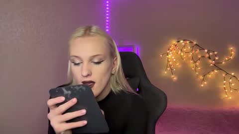 Amira online show from November 2025 09:19:02 AM