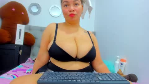 Snapshot of tiffany_hot19_ chatting on February 2025 12:06:01 PM tiffany online show from February 2025 12:06:01 PM