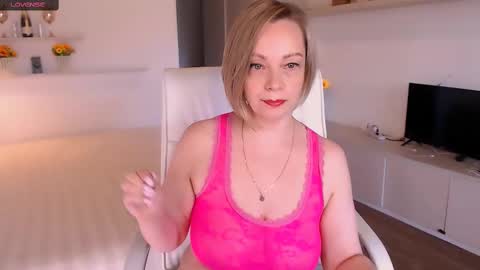 Snapshot of tilly_eliot chatting on October 2025 05:56:02 PM Tilly online show from October 2025 05:56:02 PM