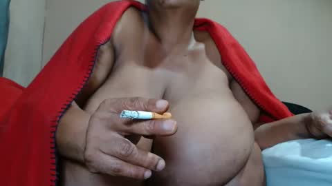 Snapshot of tinagiant chatting on November 2025 08:55:01 PM tinagiant online show from November 2025 08:55:01 PM