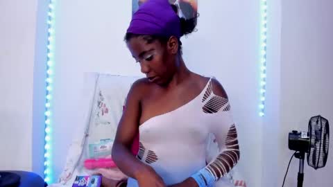 Snapshot of tinas_smith chatting on April 2026 06:58:01 PM tinas_smith online show from April 2026 06:58:01 PM