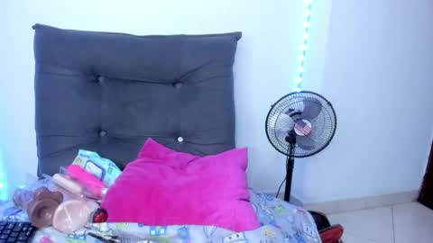 Snapshot of tinas_smith chatting on May 2026 02:21:02 PM tinas_smith online show from May 2026 02:21:02 PM