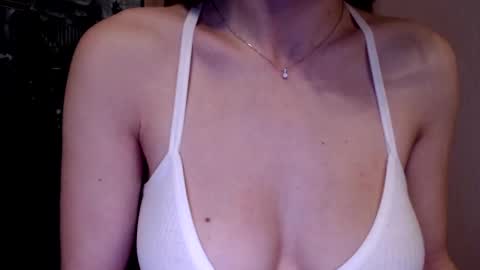 Snapshot of tiny_bb chatting on January 2025 10:21:02 AM Lily online show from January 2025 10:21:02 AM