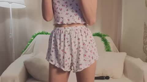 Snapshot of tiny_lilyy chatting on January 2026 06:02:02 PM Lily online show from January 2026 06:02:02 PM