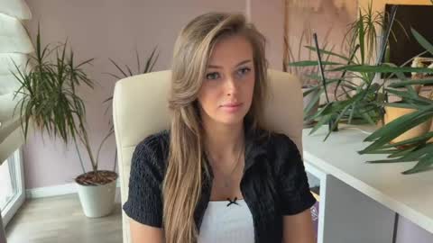Snapshot of tinybliss chatting on May 2026 11:28:01 AM Mona online show from May 2026 11:28:01 AM