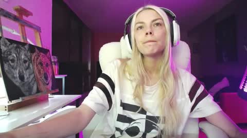 stage Kylie Sinner  brand CLITBAIT online show from October 2025 07:19:01 AM